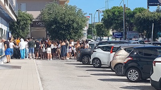 San Benedetto - Maxi sconti, lunga coda di clienti in via Pasubio